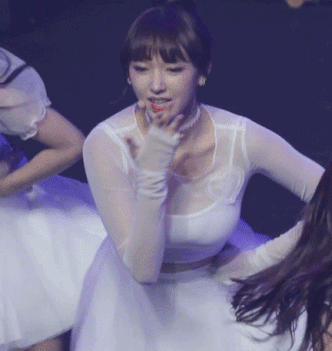 程潇社交平台分享泳装照,曲线身材堪称人间芭比