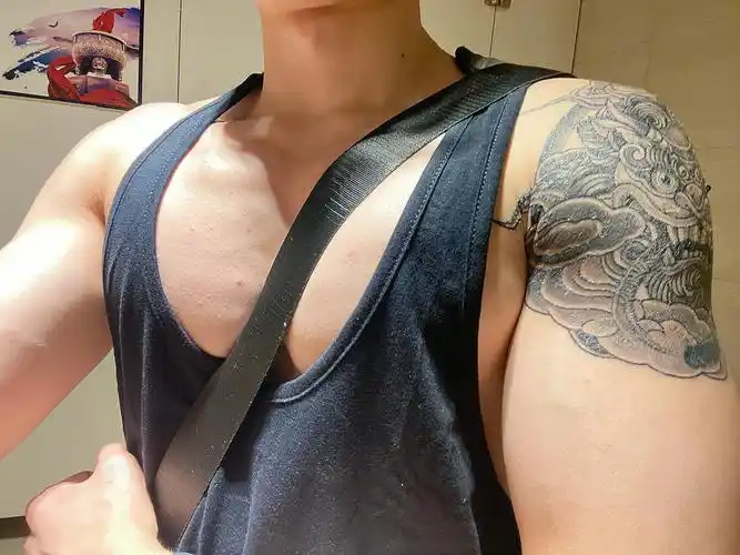 纹身一周还没完全恢复,结痂掉皮中～#见人不如健身  #我的日常  #胸肌