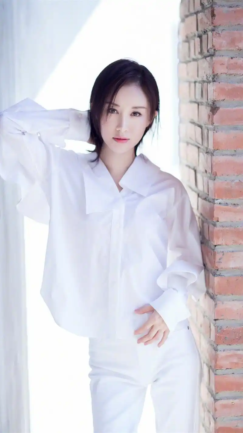 白净优雅的女星舒畅清新唯美到纤尘不染的美女写真