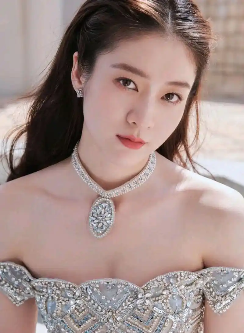 张雪迎抹胸复古礼服裙造型优雅美丽#娱乐大赏# #一眼沦陷# #明星的