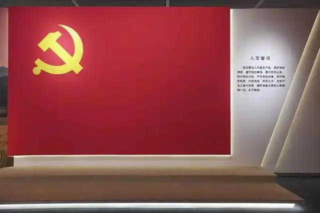 在宣誓墙前,重温入党誓词,牢记初心使命