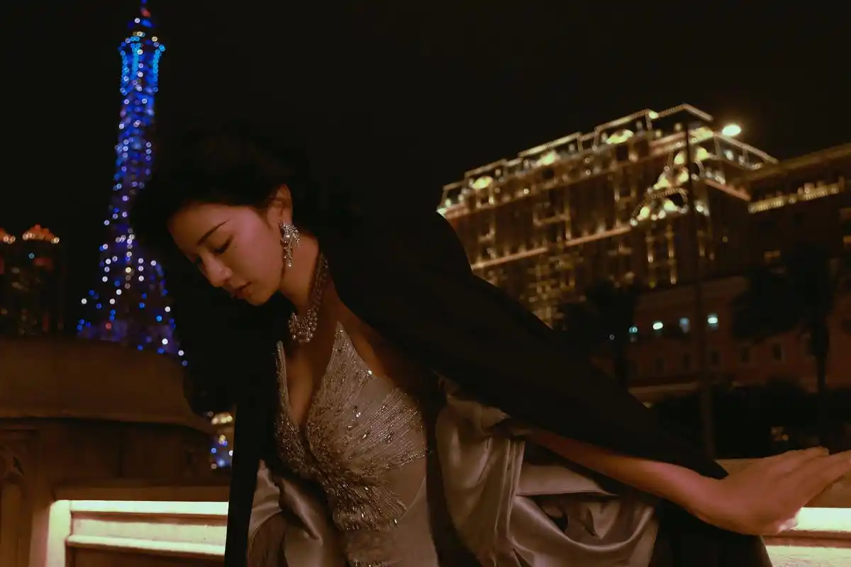 黄奕超话#黄奕银角大王鱼尾裙##黄奕泪痣红唇妆#泪痣红唇,星光在身