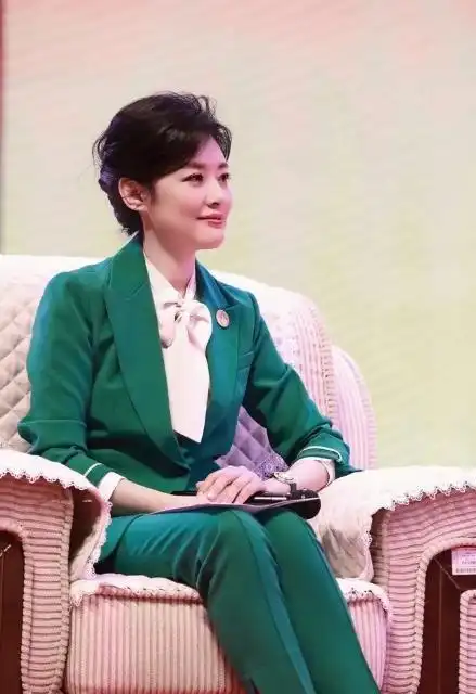 奔四奔五的姐姐少卫衣休闲裤,学周涛6套搭配,知性高雅又时髦