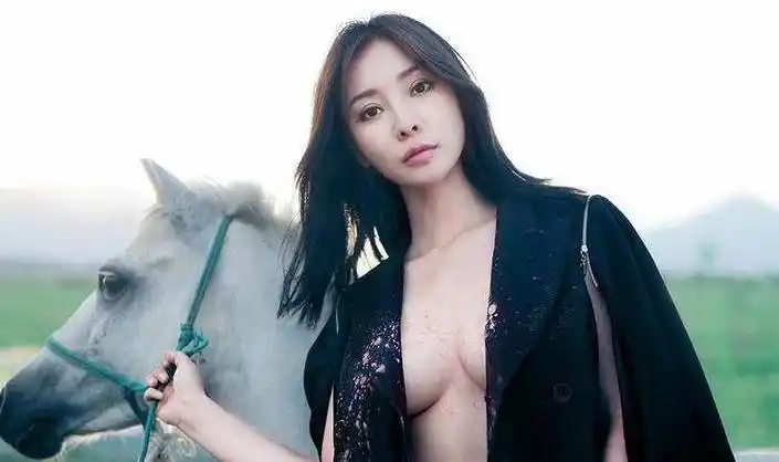 41岁柳岩有点惨,从时尚女星到不知名策划代言人,真是没落了_网友_观众