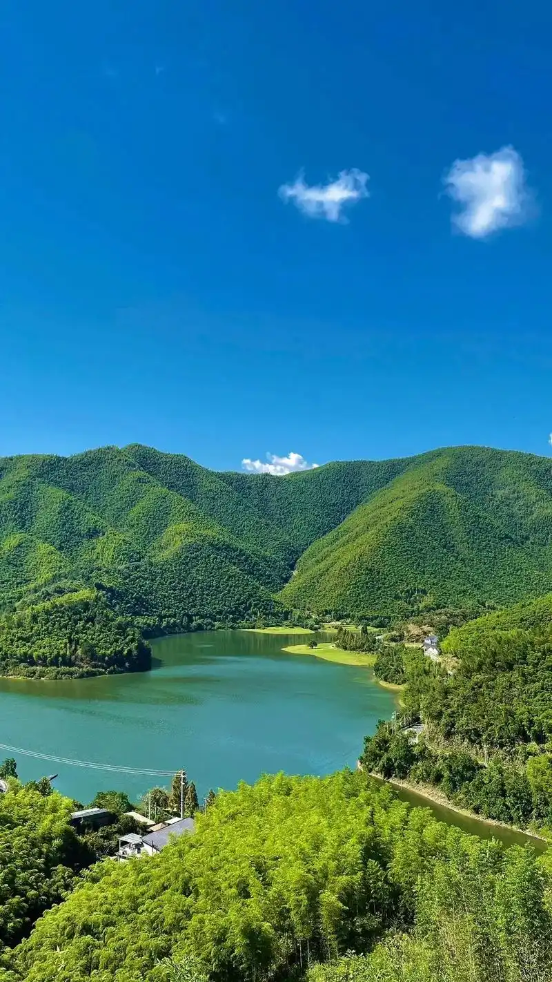 当看到这个茅草屋真的谁能不爱,外表朴素无华!