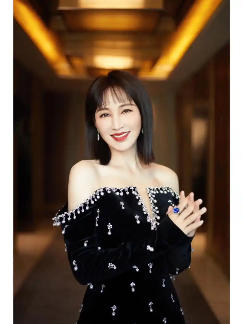 岳丽娜7015beyond|黑裙红唇造型明艳动人 演员岳丽娜 身着beyond