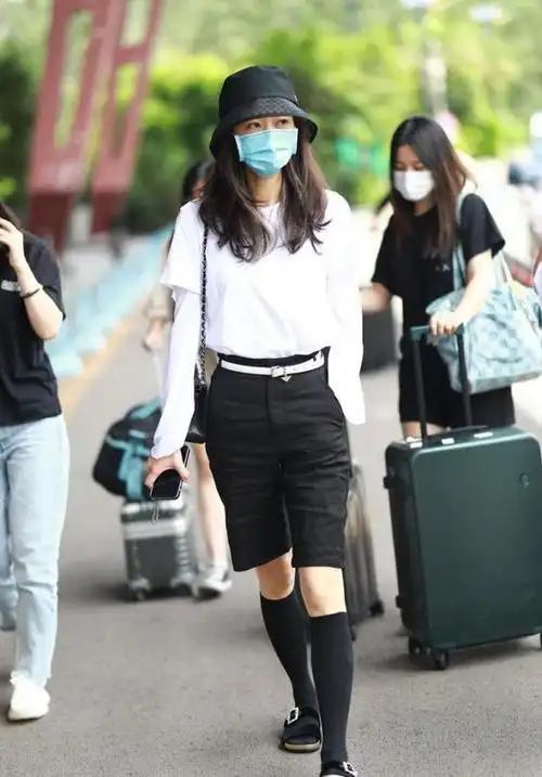 韩雪的身上有女强人气质穿t恤配短裤也能看出气场身材也高级