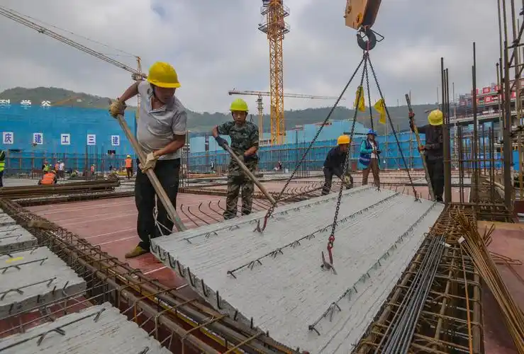 西部(重庆)科学城科学谷二期施工现场,工人正在安装叠合板