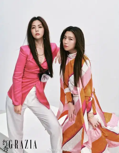 selina任容萱红秀特刊封面#@任家萱selina和@容容任容萱身着黑色干练