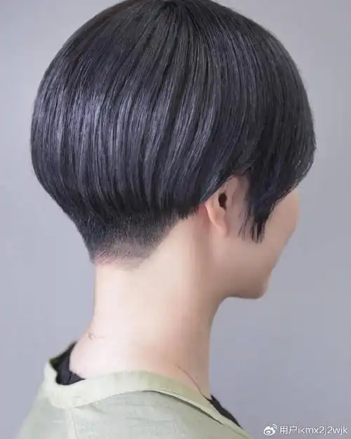 发型剪来剪去,我的最爱还是推后脖短发,利落时尚有质感