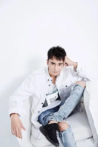 高旻睿曝夏日写真大片 天才潜艇兵释放活力青春