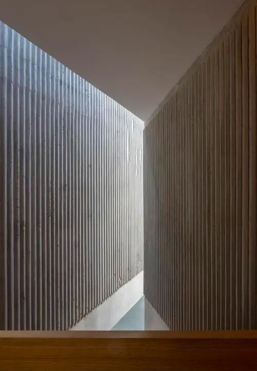 立体造型的清水混凝土装饰墙面