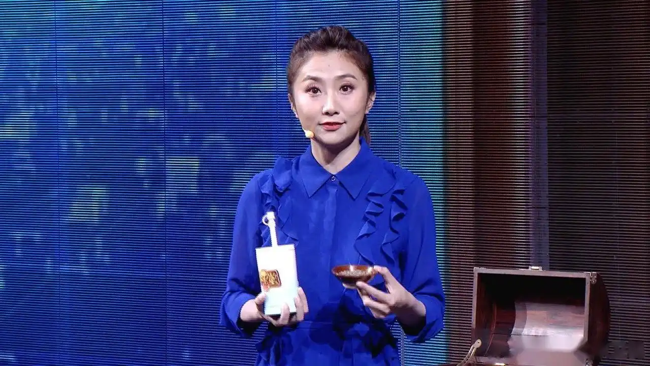 今天节目开场主持人一玲和永志都分别得到了一把打开护肾之门的"钥匙"