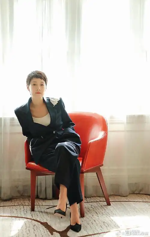 马伊琍又出新造型,超短发搭配上西服look套装时髦减龄,不像43岁