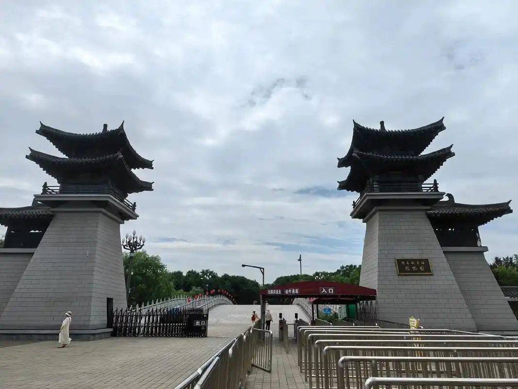 洛阳市隋唐城遗址植物园位于隋唐洛阳城遗址,始建于2005年12月