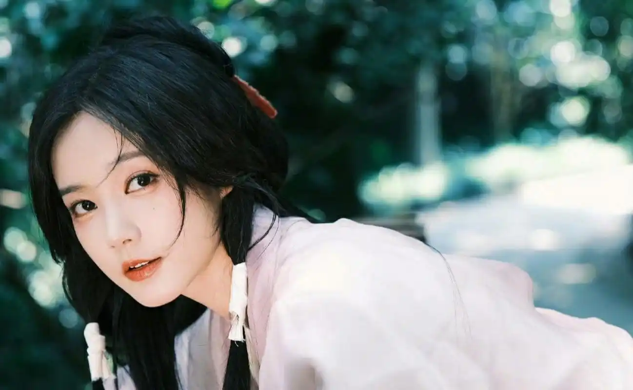 谁家的仙女姐姐快领回家吧!李一桐古装照简直不要太美了[亲吻]