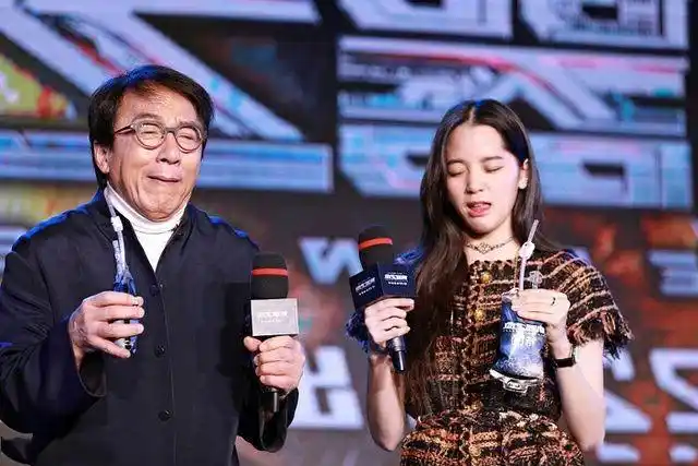 成龙贴身和欧阳娜娜耳语,网友直呼;"辣眼睛"