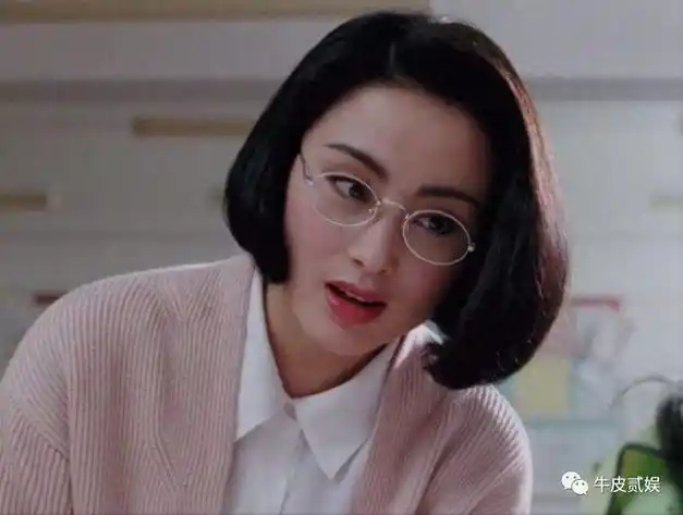 尤其是和周星驰合作的多部经典作品当中,比如在《逃学威龙》最后张敏