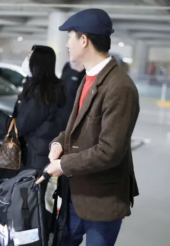 黄轩休闲装走机场,素颜略显疲惫,造型好像50岁"老头"