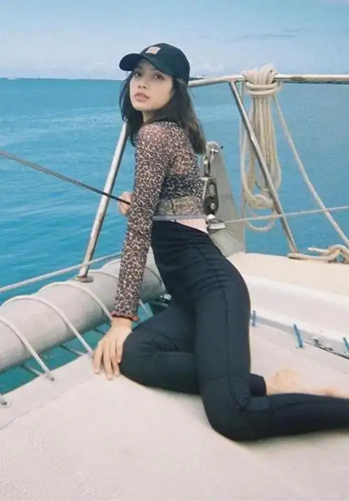 新晋泰国腿精lisa,度假照生图晒真实腿长,我做梦都想拥有_身材