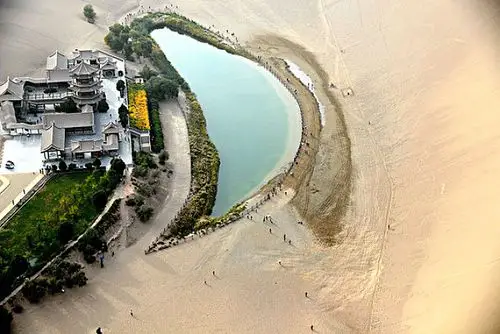 鸟瞰月牙泉_全景网