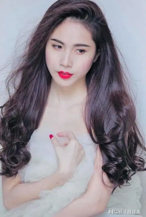 越南女歌手号召各方捐款救灾引发争议