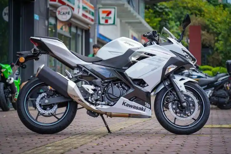 川崎23款忍者400白色