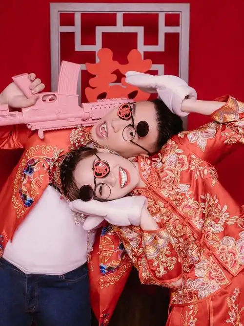 第四组搞笑秀禾服婚纱照