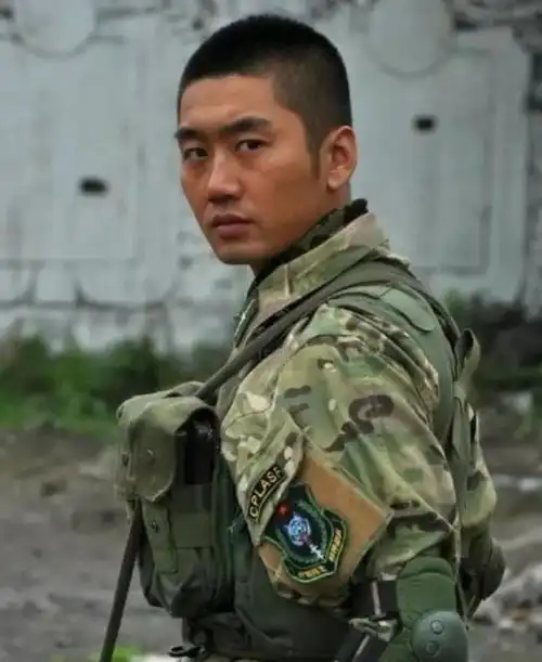 44岁"王艳兵"徐佳近照曝光!霸气十足,与爆改变帅的"二牛"差距大