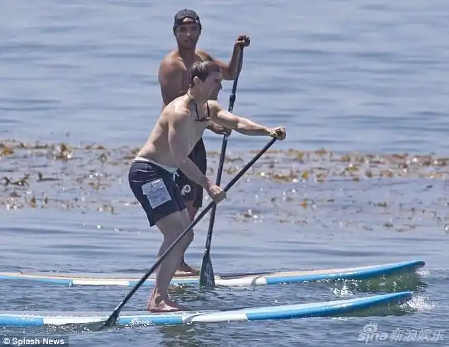 50岁阿汤哥与养子划桨出海 大秀健硕肌肉