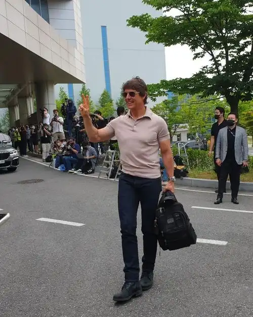 汤姆克鲁斯飞抵韩国为壮志凌云2做宣传全球范围内已获8063亿美元票房