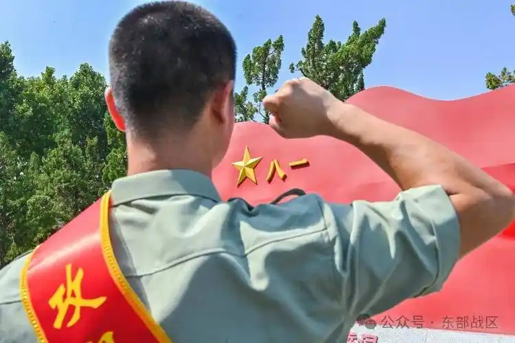 今天,夏秋季退伍老兵向军旗告别!