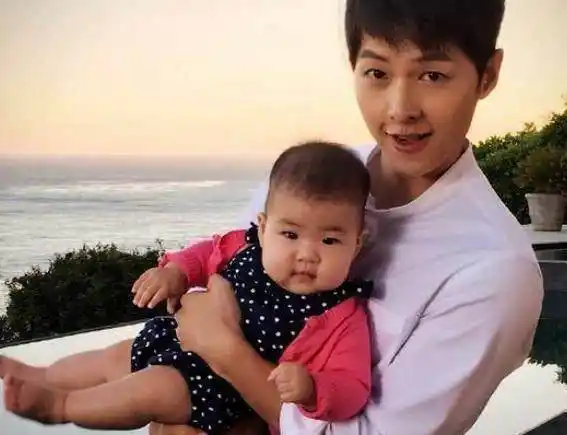 宋仲基抱孩子模样幸福,网友期待宋慧乔能快生个_双宋_宝宝_爱情