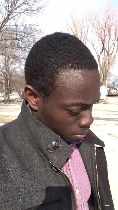 这个黑人的网名叫白牙,嗯,人如其名