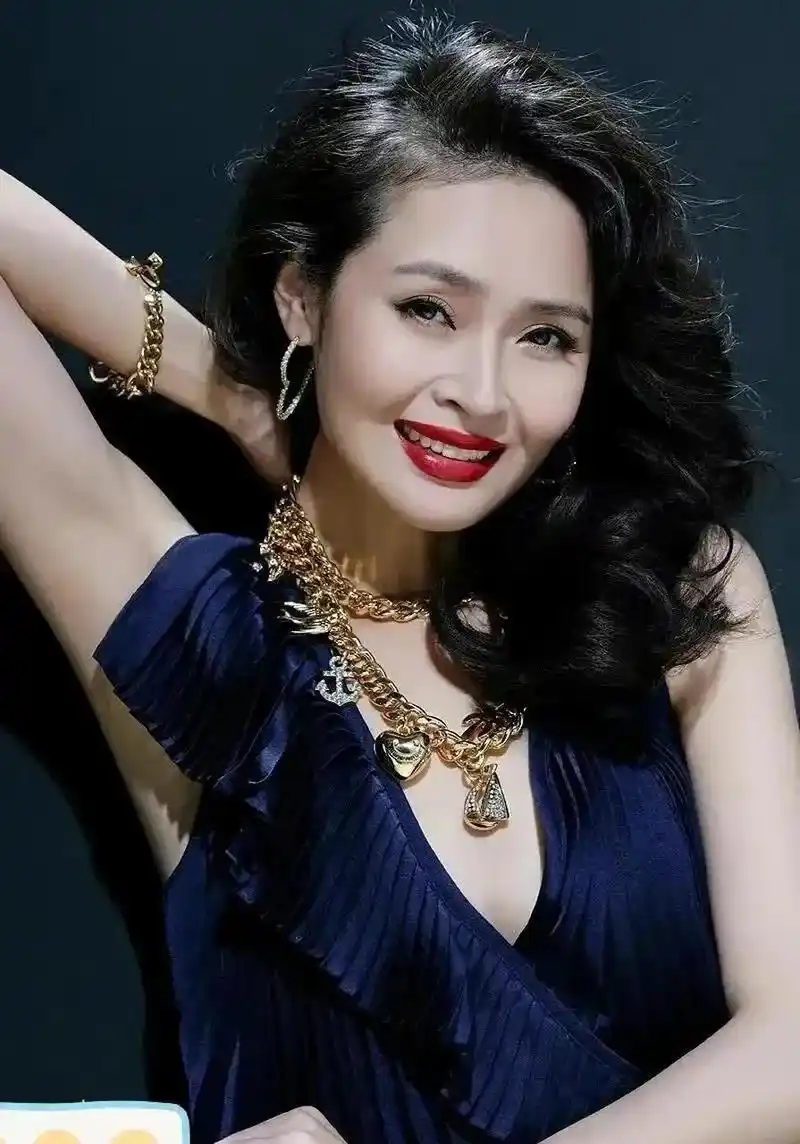 大美女于明加,性感迷人,丰腴唯美,多彩多姿,女人味十足,就说你喜欢不