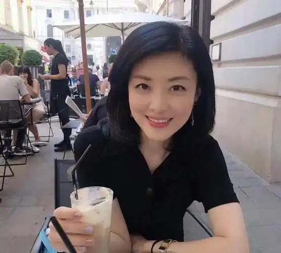 "央视女神"李红44岁挺时髦,穿衣端庄从容,一副成熟知性相真美_发型