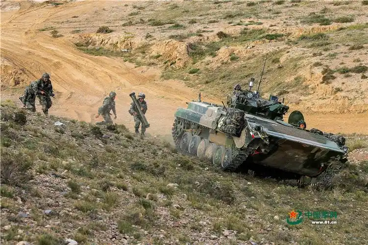 "火力-2017·青铜峡"基地化训练,装甲部队迅速向"敌"前沿机动.