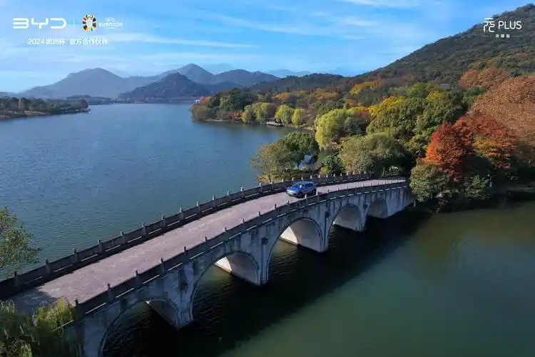 在春日杭州,见证比亚迪元plus荣耀版黑骑士款炫酷上市.