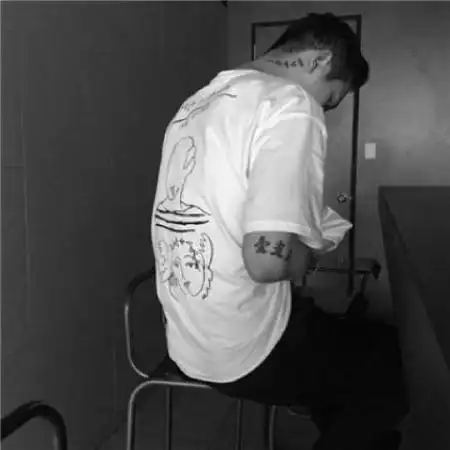 社会带纹身男生qq头像黑白图片