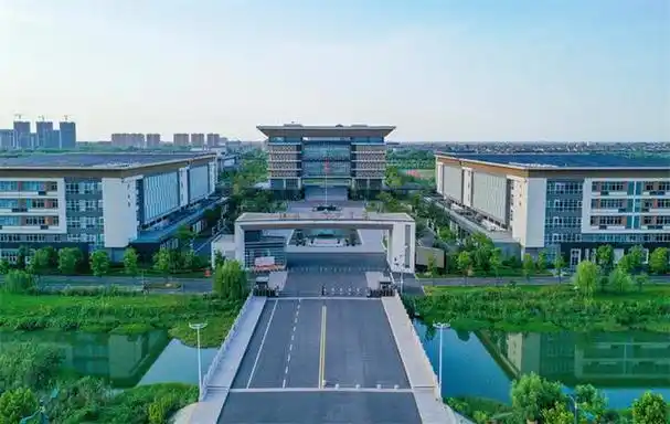 2024年8月11日,兴化中学新校区鸟瞰.唐海翔摄 兴化市委宣传部供图