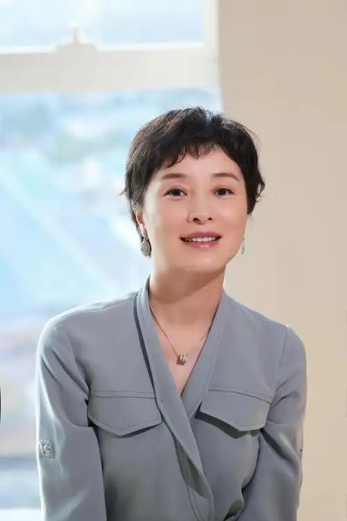 吴越金鹰奖穿一身浅蓝色连体裤精致优雅撞衫孙俪气质也不输