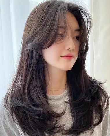 方脸,菱形脸和脸型偏大的女孩子,不太适合圆脸,个人感觉八字刘海烫发