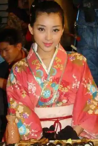 《黑玫瑰》多地热播 姜鸿剧中造型娇艳(图)