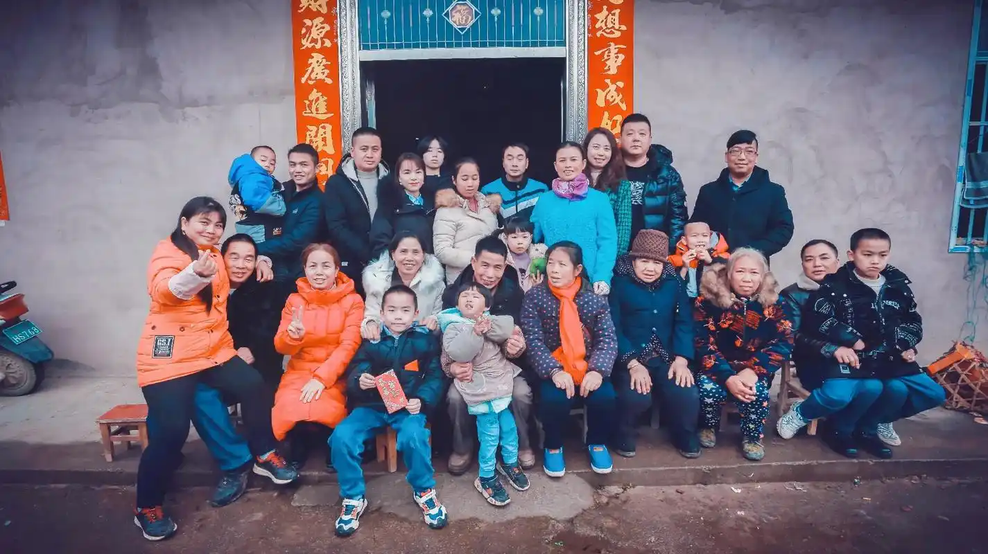 我们爸妈的子孙后代初二回家拜年啦!