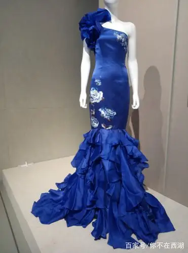 博物馆特展之丝绸礼服,不一样的性感丝滑!