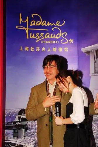 裴勇俊蜡像上海展出 裴迷共织一条围巾(组图)