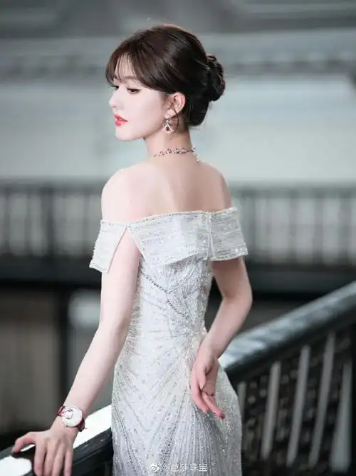 芭珠星闻#@赵露思的微博身着一袭白色一字肩亮片婚纱搭配bvlgari