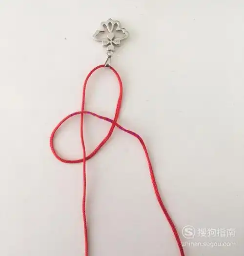图解吊坠打结的方法step02