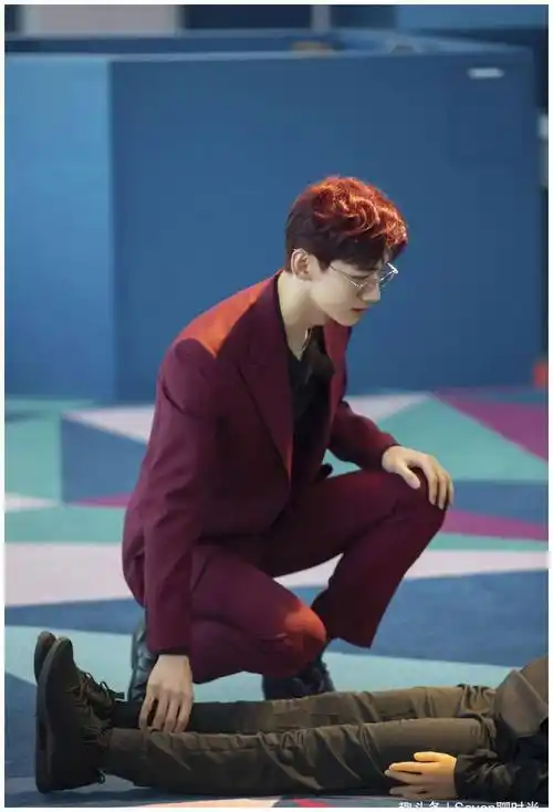 白敬亭穿酒红色西装录制综艺,内搭黑色禁欲衬衫,挡不住的少年感_西服