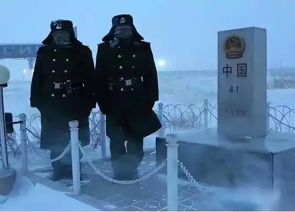 风雪飘摇,士兵在零下50度环境中站岗,部队为何不给配置玻璃房?